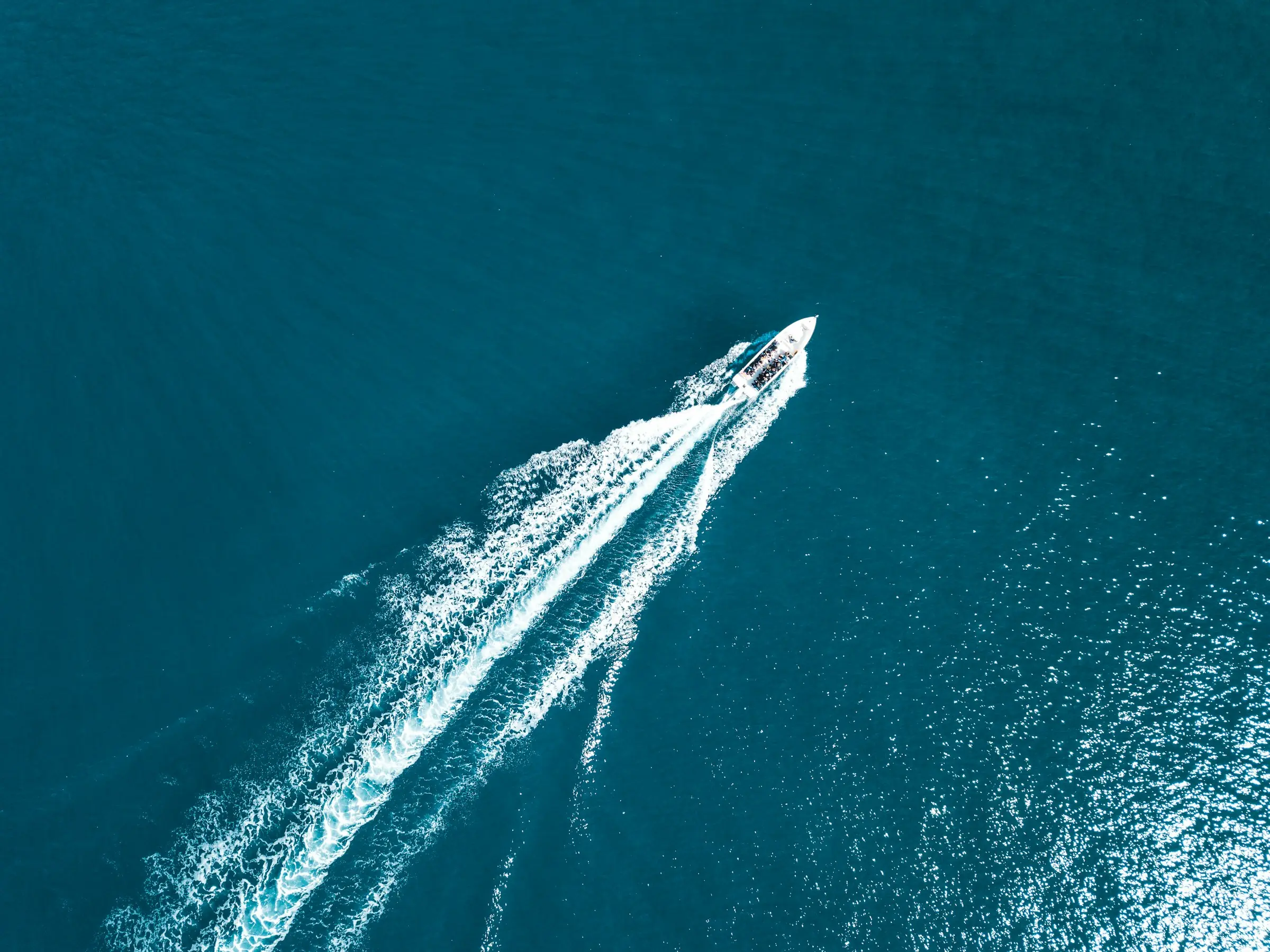 Vue aérienne d'un bateau à moteur laissant un sillage en Méditerranée