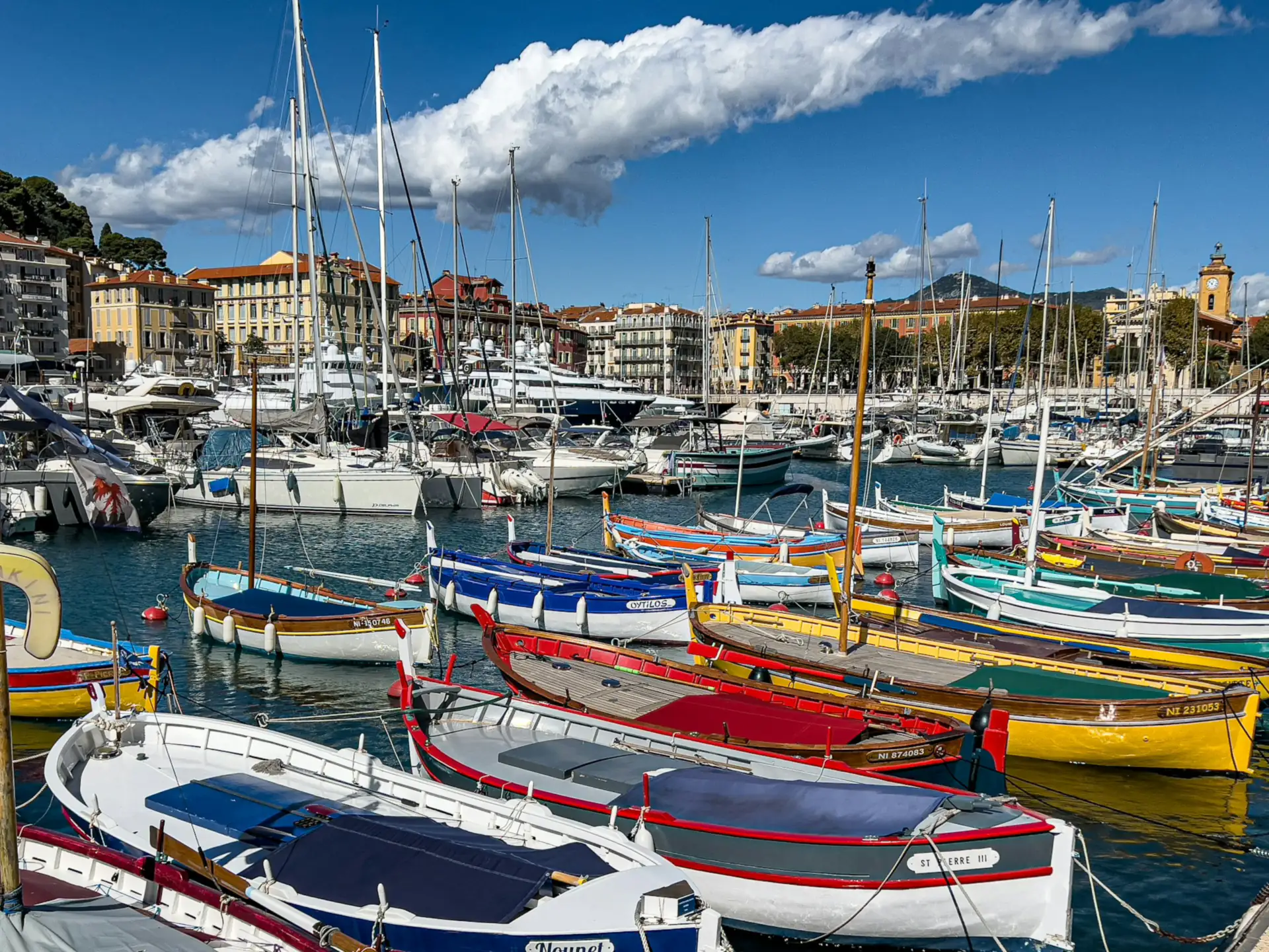 Pointus colorés amarrés au port Lympia de Nice devant les façades niçoises